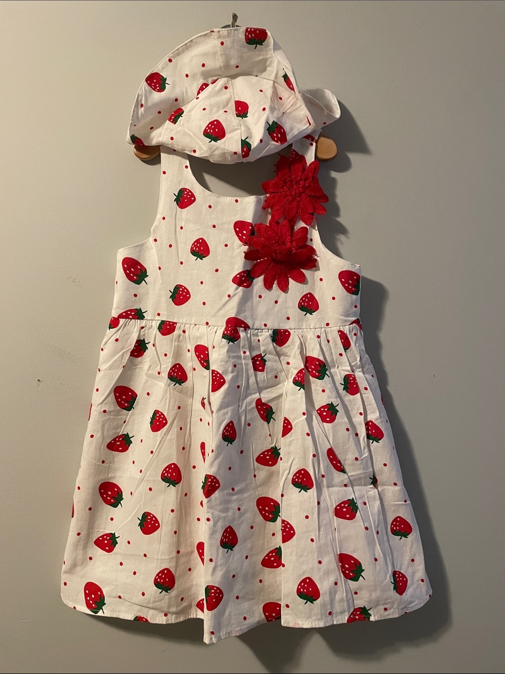 Girls strawberry red polka dot dress with matching hat. size: 5-6Y. 95% cotton